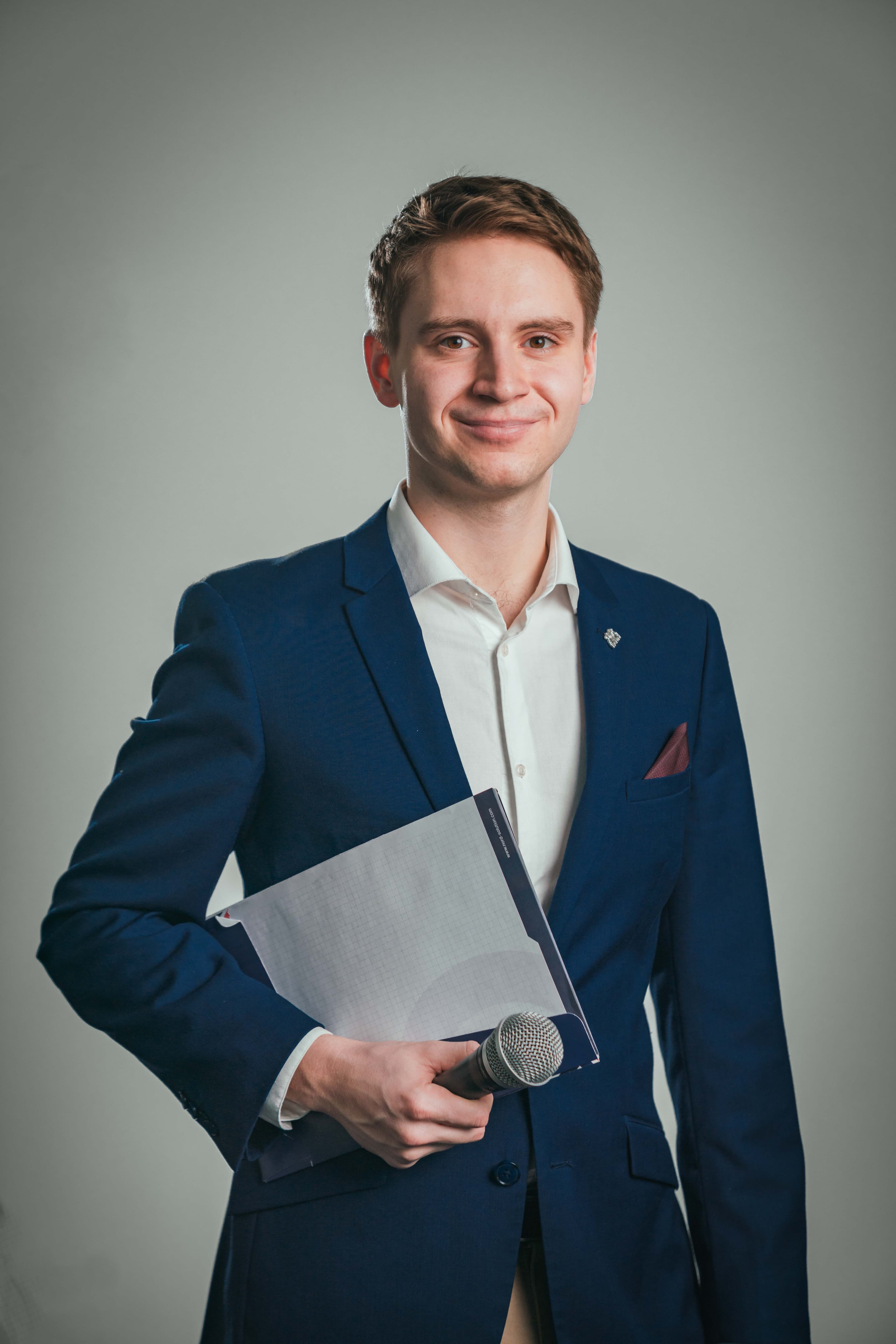 Vojtěch Ošlejšek s mikrofonem